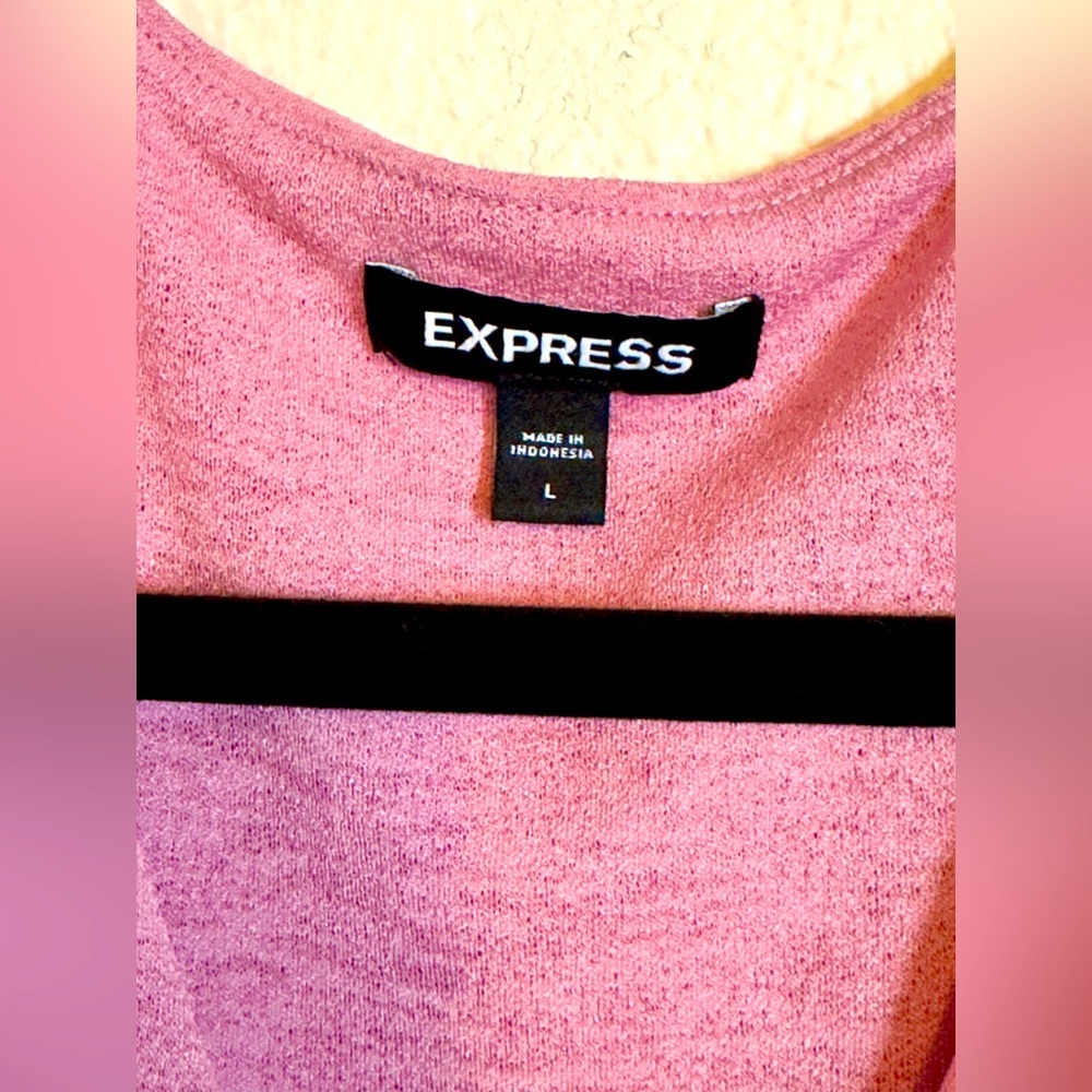 EXPRESS Relaxed V-Neck Ruched Tee - Picture 3 of 3
